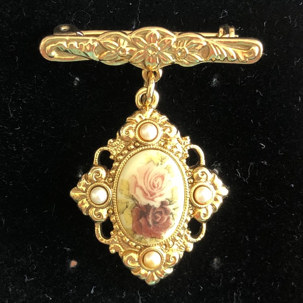 Vintage. Dangle pin brooch.